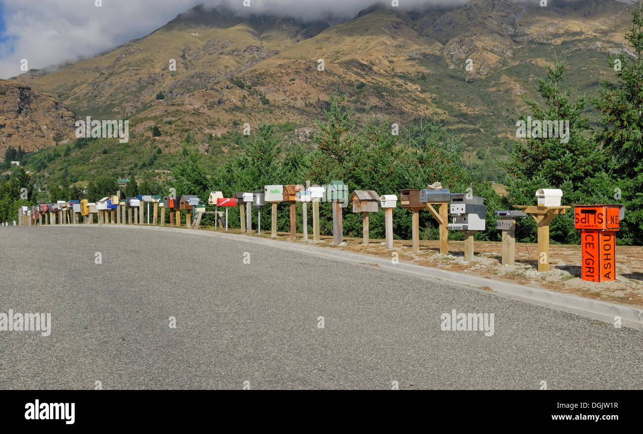 Einzelne Briefkästen entlang der Zufahrtsstraße zu einer Siedlung, Arthurs Point, Südinsel, Neuseeland Stockfoto