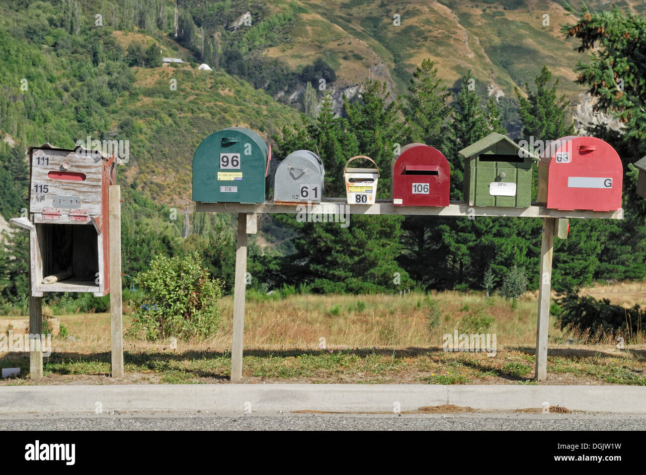 Einzelne Briefkästen entlang der Zufahrtsstraße zu einer Siedlung, Arthurs Point, Südinsel, Neuseeland Stockfoto