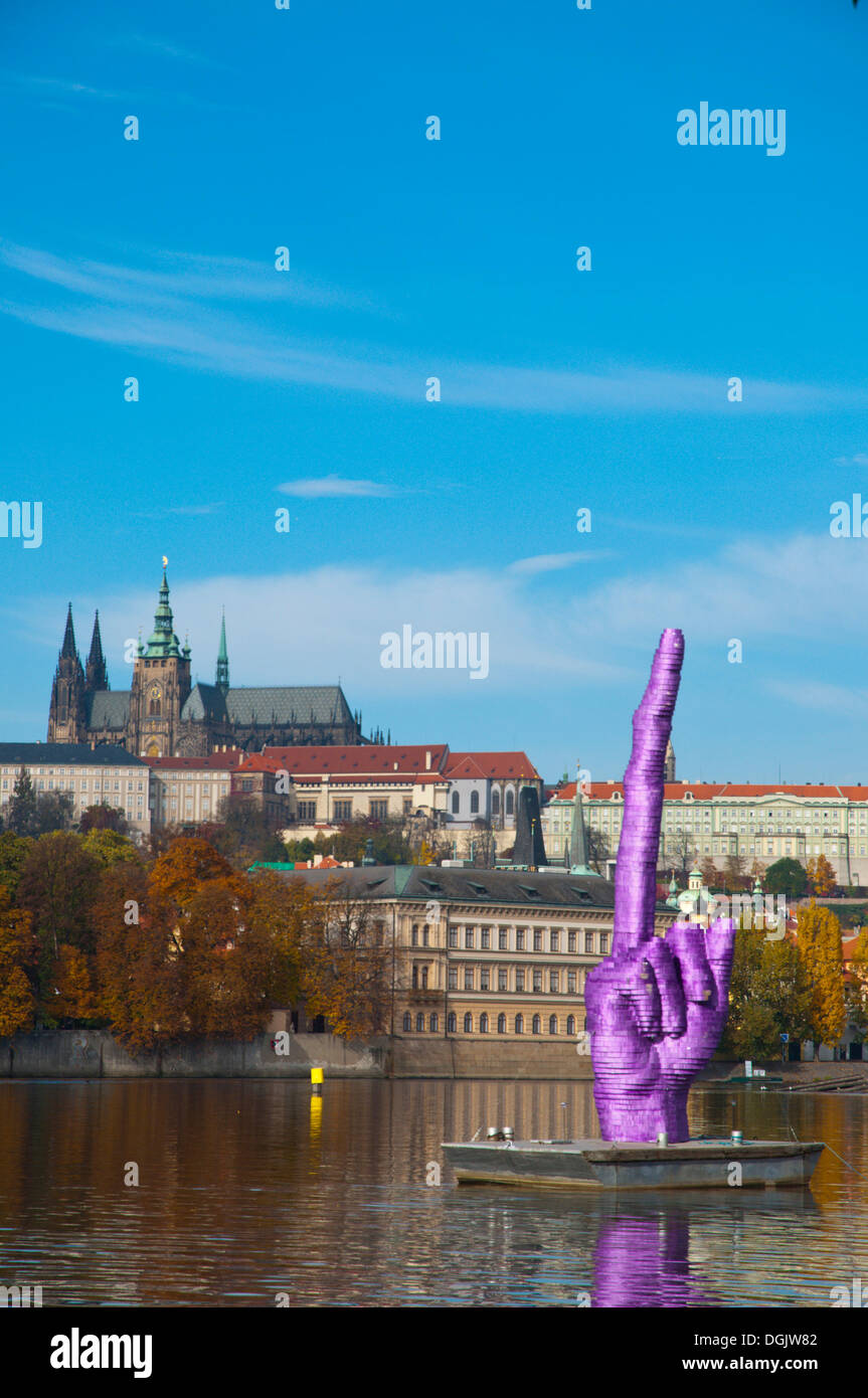 Prag, Tschechische Republik. 22 Okt, 2013. David Cerny die Skulptur Mittelfinger auf der Burg, die den Präsidenten und die Regierung des Landes vor Ende Oktober 2013 Wahlen in Prag in der Tschechischen Republik Europa zeigen Stockfoto