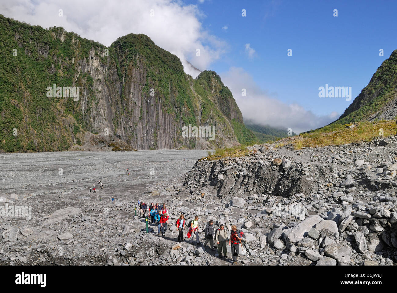 Geführte Gruppe von Touristen auf dem Weg zum Fox Glacier, Südinsel, Neuseeland Stockfoto