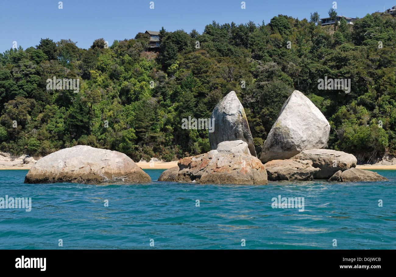 Split Apple Rock, Marahau, Tasman Bay, Abel Tasman Nationalpark, Südinsel, Neuseeland Stockfoto