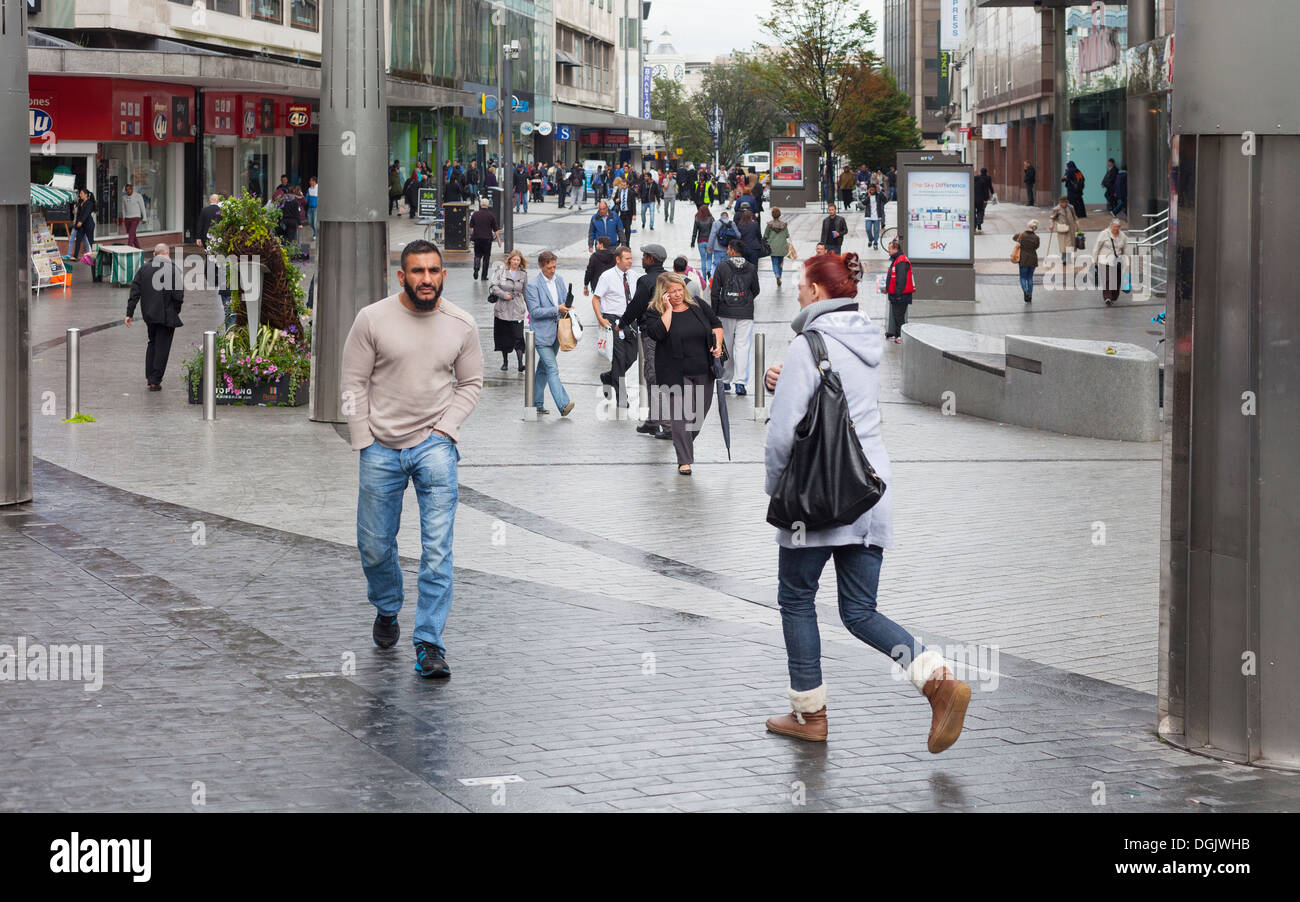 Fußgänger und Käufer an einem regnerischen Tag auf High Street, Birmingham, England, UK Stockfoto