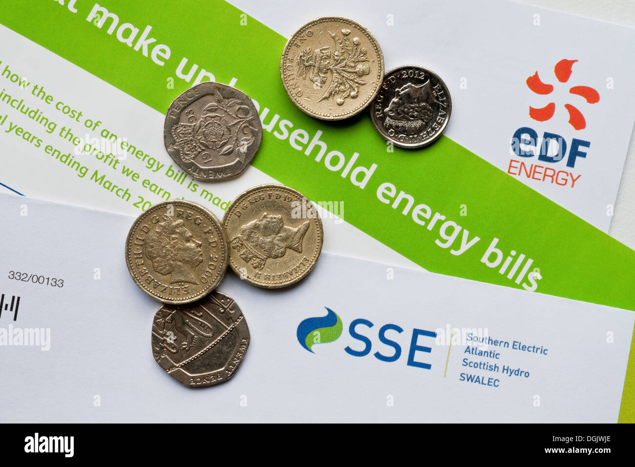 Nahaufnahme von Pfund-Münzen und kleinen Geldwechsel auf EDF Energy und SSE Gas & Strom Stromrechnungen Haushalts-Energierechnung Preiserhöhung Brief England Großbritannien Stockfoto