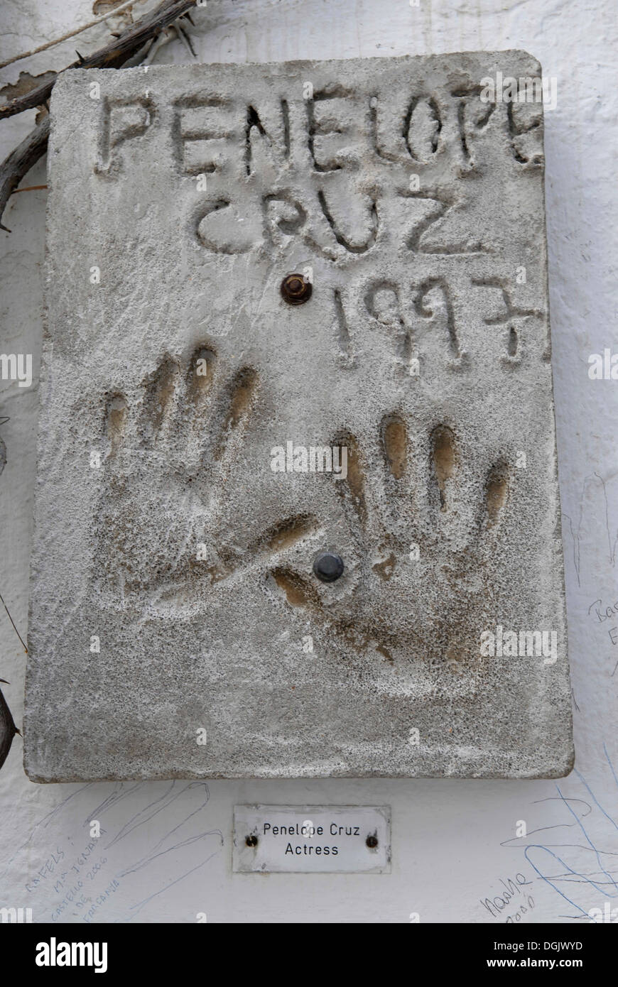 Penelope Cruz´s Handabdrücke hinterlassen eine Wand aus Ibiza, 1997 Stockfoto
