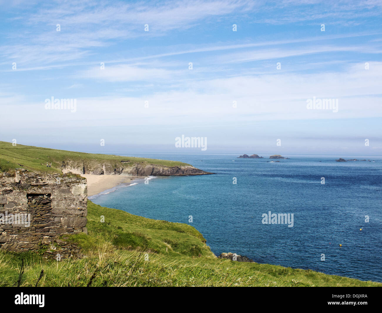 Klippe und Tra Verbot Gt Blasket Island mit Beginish im Hintergrund mit Blick auf die Blasket Sound Stockfoto