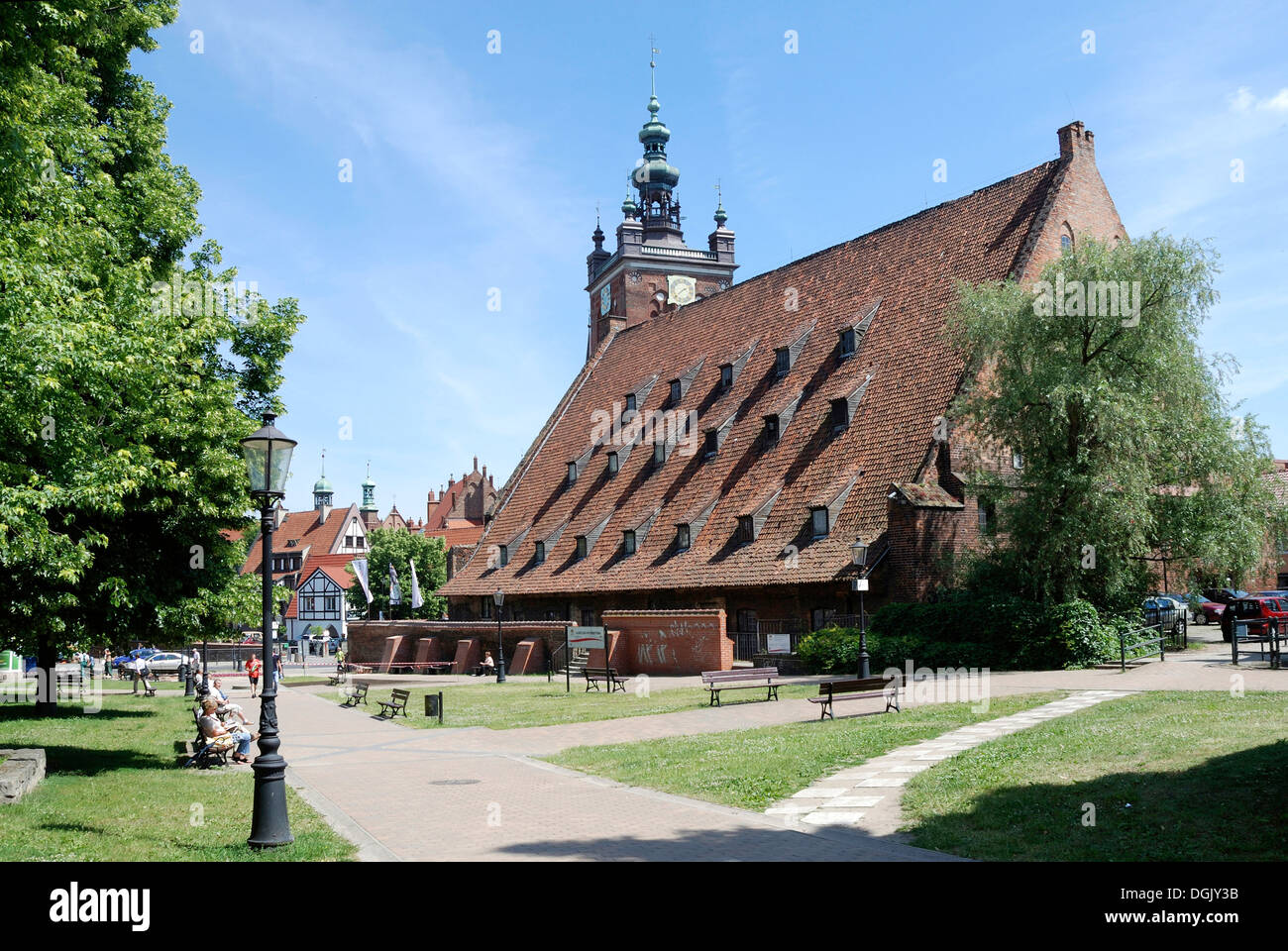 Große Mühle mit dem Turm von St. Catherine Church of Gdansk im Hintergrund - Wielk Mlyn. Stockfoto
