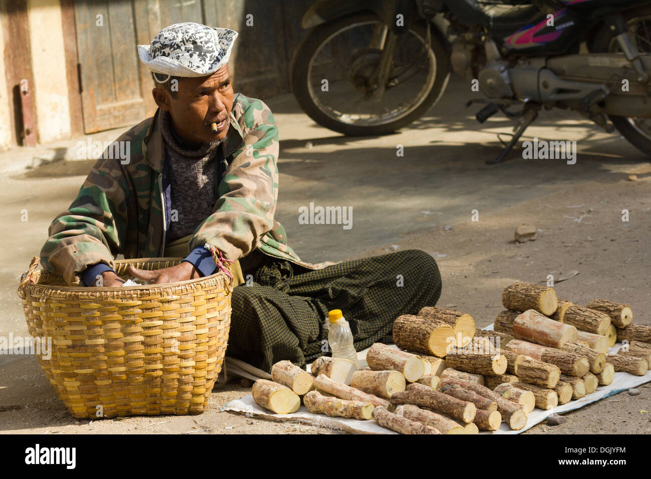 Ein Mann mit Zigarre Thanaka Rinde in Nyaung Oo Markt in Bagan in Myanmar zu verkaufen. Stockfoto