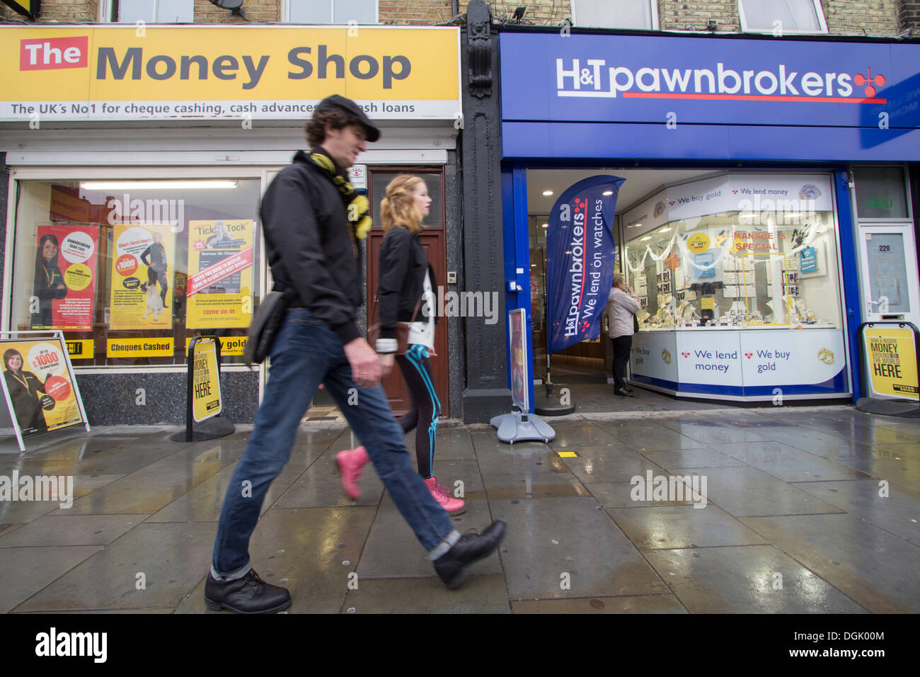 The Money Shop und H&T Pfandmakler in Shepherd’s Bush, London, Großbritannien. Diese führenden Finanzdienstleister bieten Zahltagkredite, Scheckeinlösung, Pfandvermittlung und Goldkäufe an, was das Wachstum alternativer Kreditoptionen im städtischen Großbritannien widerspiegelt Stockfoto