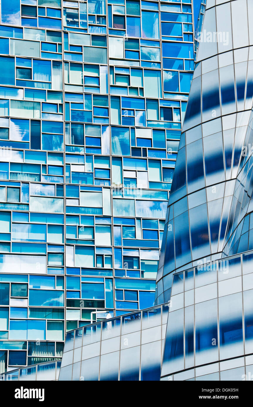 Moderne Stahl-Glas-Gebäudehülle Stockfoto