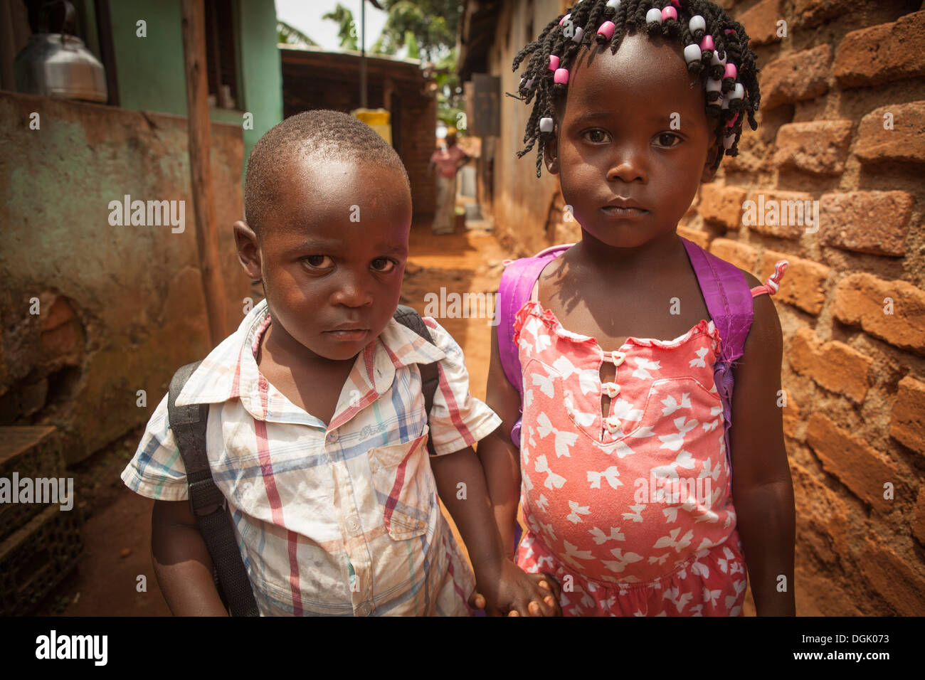 Schulkinder in einem Slum in Entebbe, Uganda, Ostafrika. Stockfoto