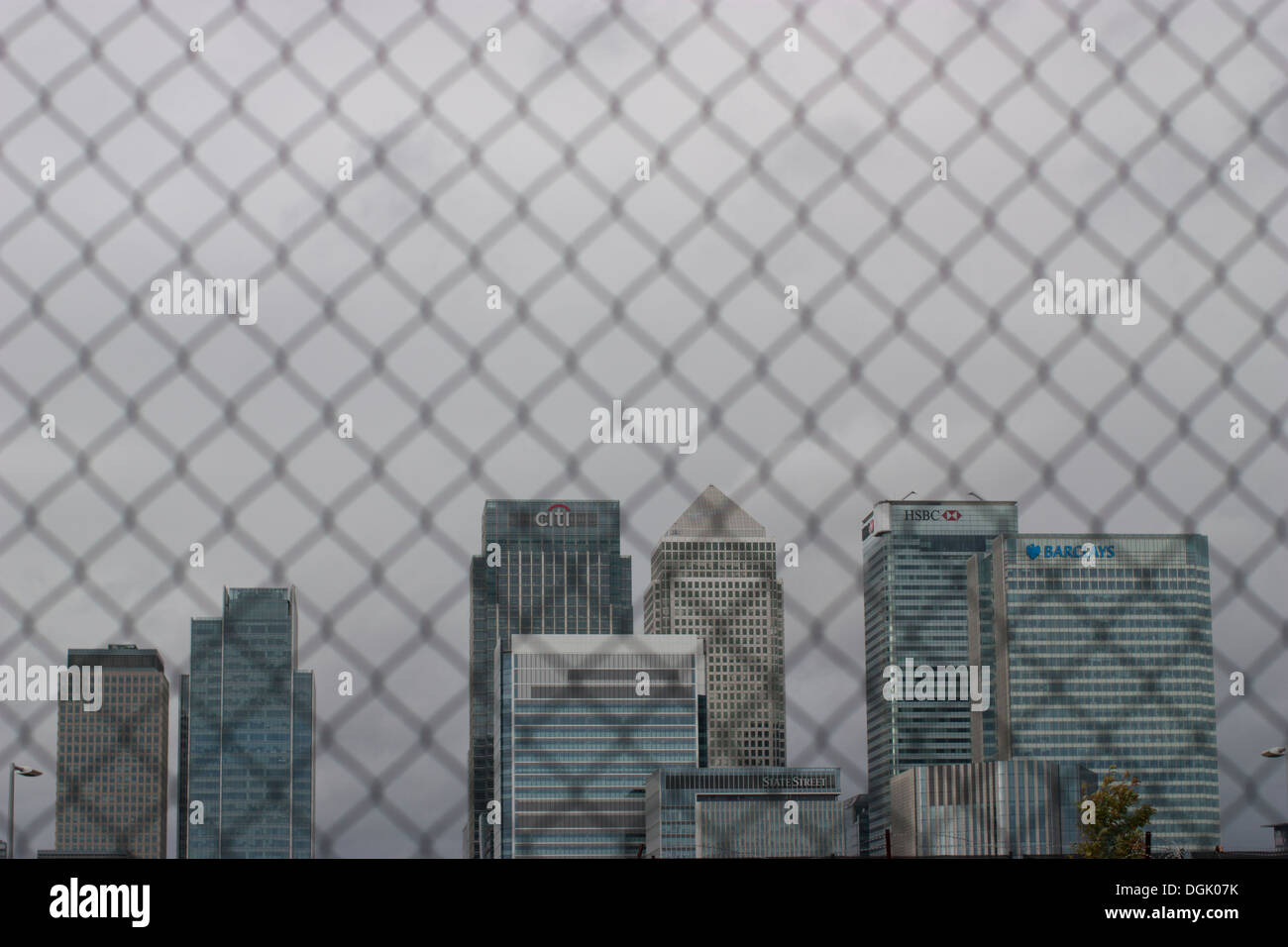 Wolkenkratzer mit HSBC, Barclays und Citigroup (Citibank) an der Canary Wharf, London, Großbritannien, hinter einem Sicherheitszaun gesehen. Der Hauptsitz großer globaler Banken im Londoner Finanzviertel. Stockfoto