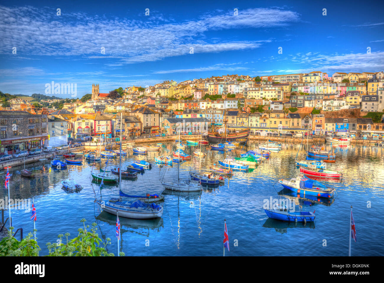 Brixham Hafen Devon England UK englische Fischerei Szene mit Booten und blaues Meer und Himmel in HDR Stockfoto