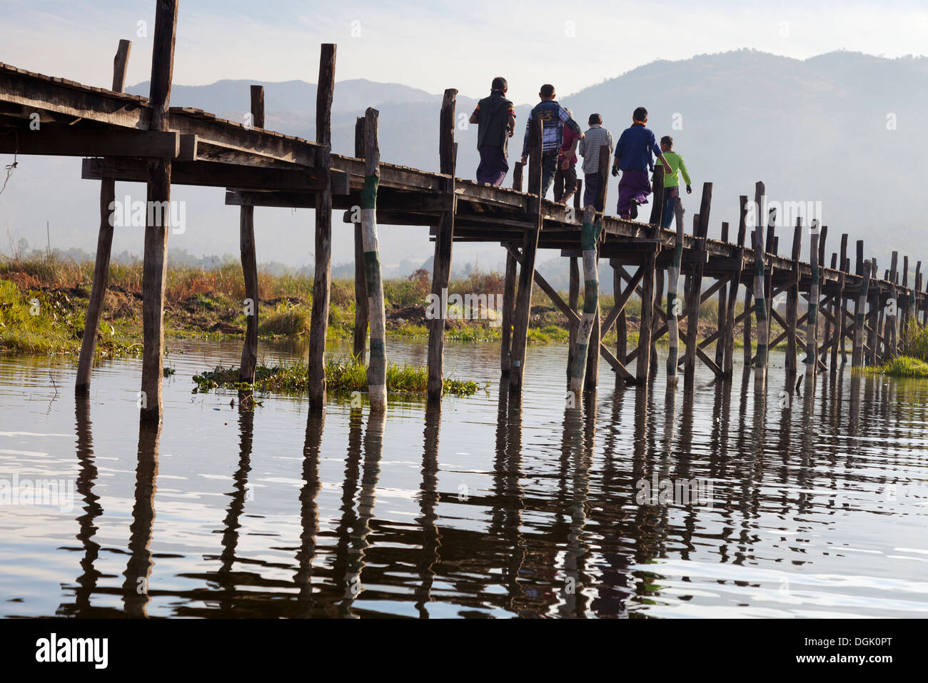 Kinder auf einem Steg von Inle See in Myanmar. Stockfoto