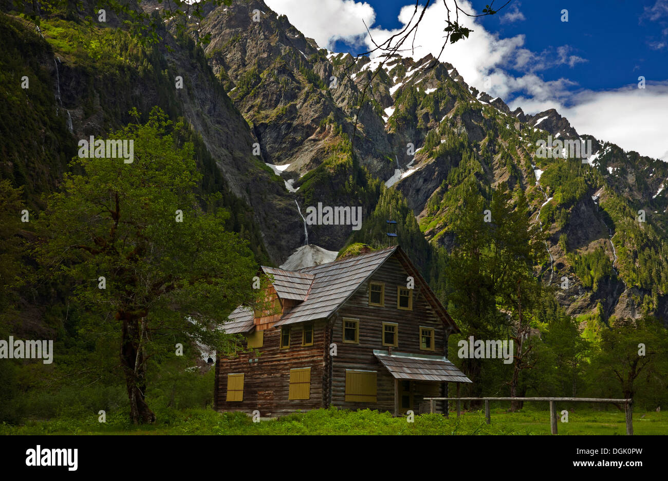 Formal die verzauberte Tal Chalet, derzeit der Backcountry Ranger Kabine in Enchanted Talbereich des Olympic National Park vor 2014 verschieben. Stockfoto