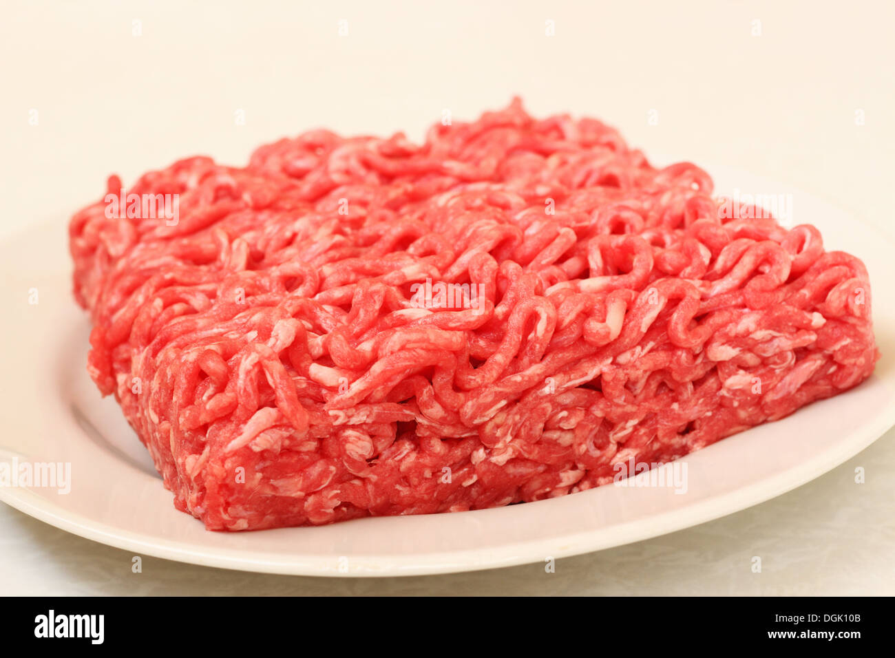 Rind Hackfleisch auf weißen Teller Stockfoto