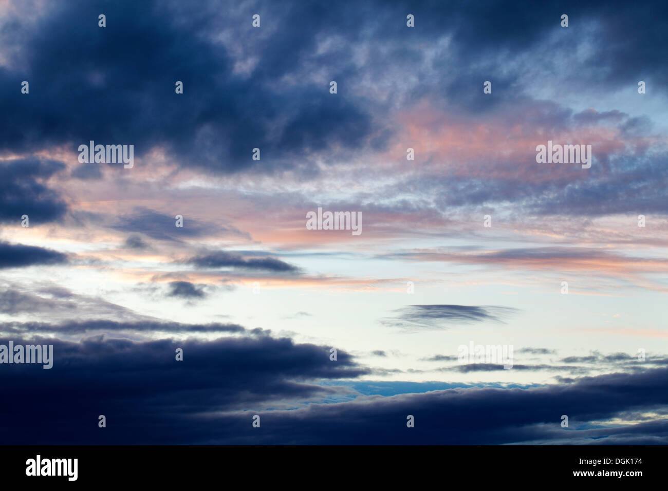 Dunkel und rosa Wolken in den Morgenhimmel in St Andrews Fife Schottland Stockfoto