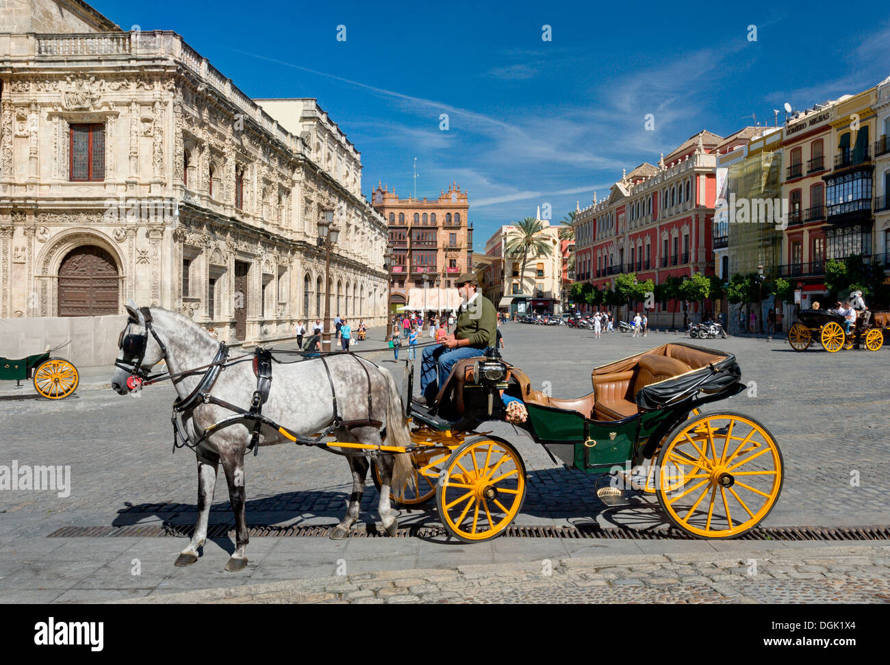 Spanien, Andalusien, Sevilla, der Plaza de San Francisco mit Pferdekutschen Stockfoto
