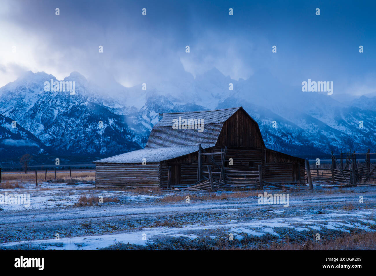 Scheune bei Mormonen Zeilen- und Grand Teton in Jackson Hole kalte Abendlicht Stockfoto