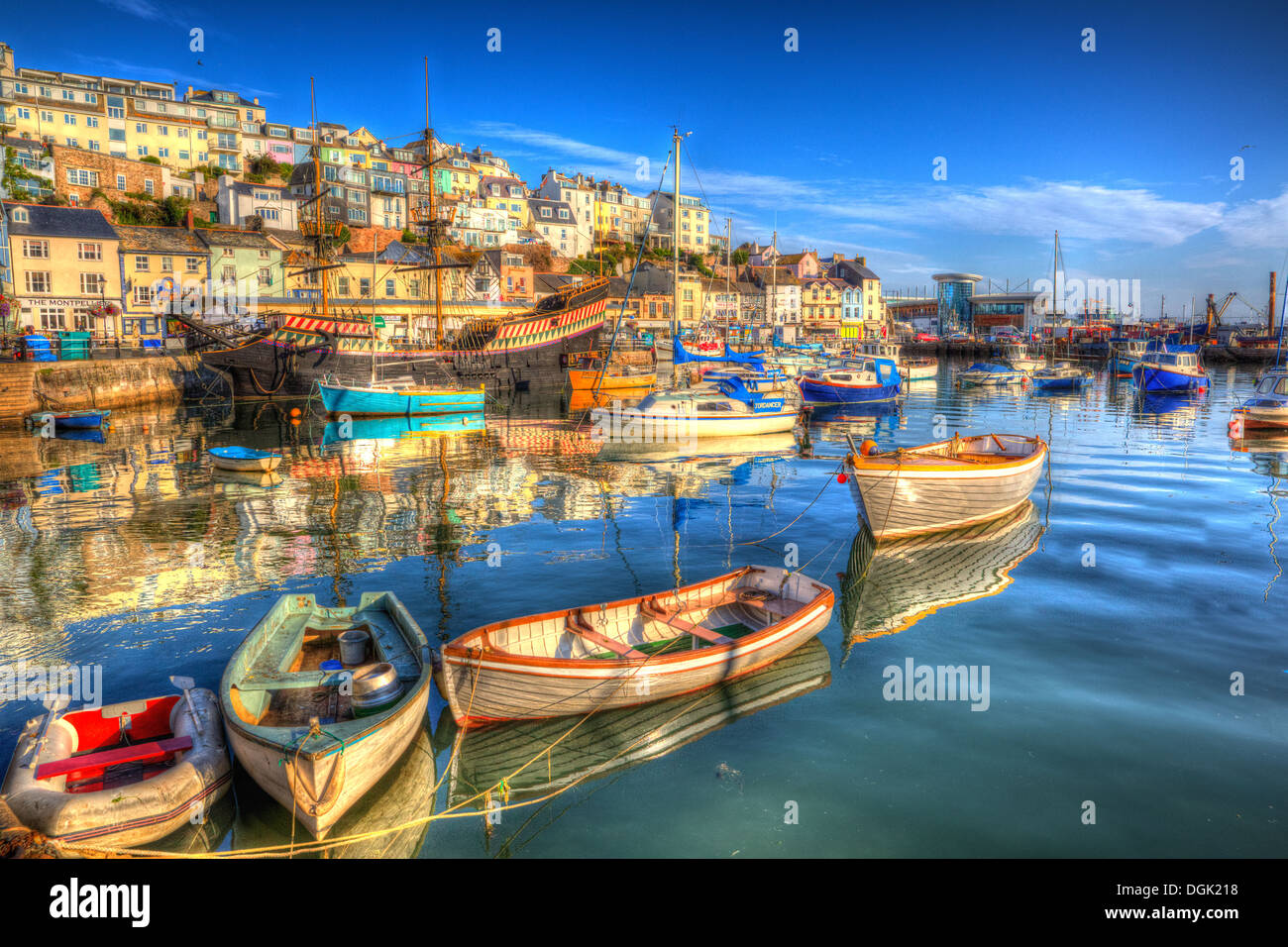 Brixham Hafen Devon England UK englische Fischerei Szene mit Booten und blaues Meer und Himmel in HDR Stockfoto