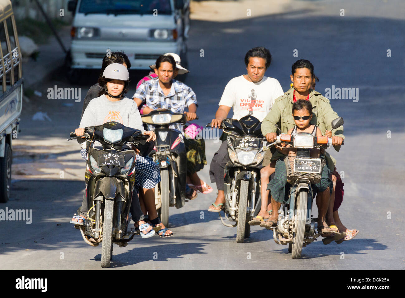 Chaotischen Verkehr auf den Straßen von Mandalay in Myanmar mit der allgegenwärtigen Mopeds. Stockfoto