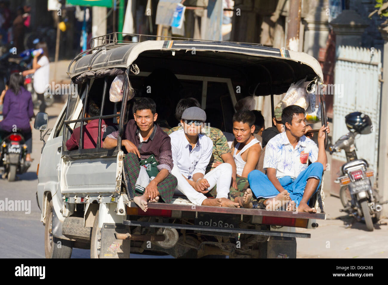 Chaotischen Verkehr auf den Straßen von Mandalay in Myanmar mit überladen in der Regel öffentliche Verkehrsmittel Abholung. Stockfoto