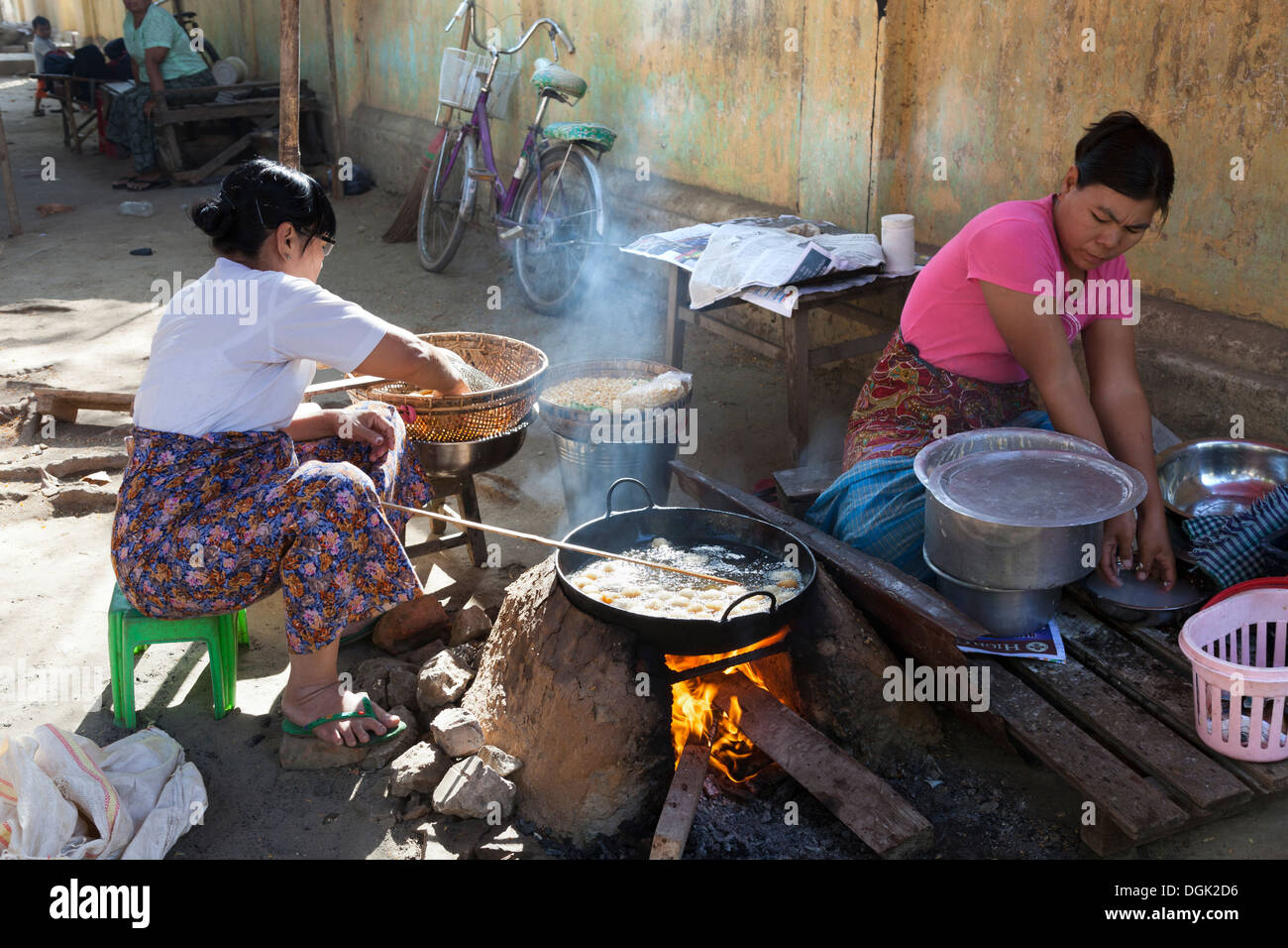 Fried-Fast-Food-Snacks in der Straße in Mandalay in Myanmar. Stockfoto