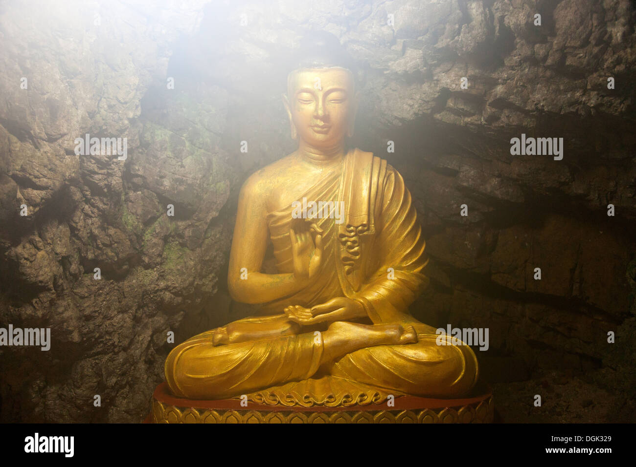 Geheimnisvolle sitzenden Buddha in den Peik Khyin Myaung Höhlen in Myanmar. Stockfoto