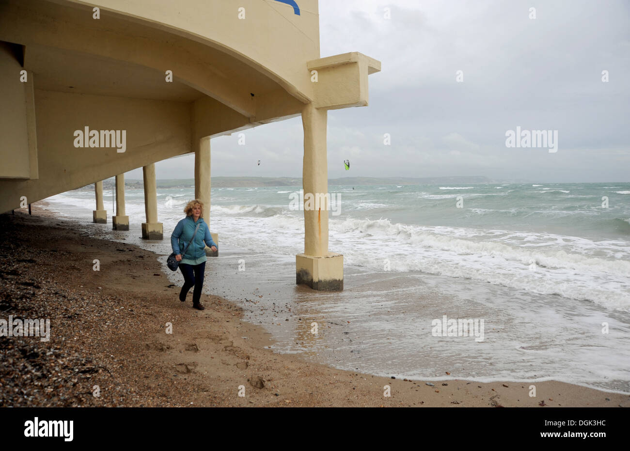 Frau zu Fuß am Strand Weymouth Dorset Wessex UK Stockfoto