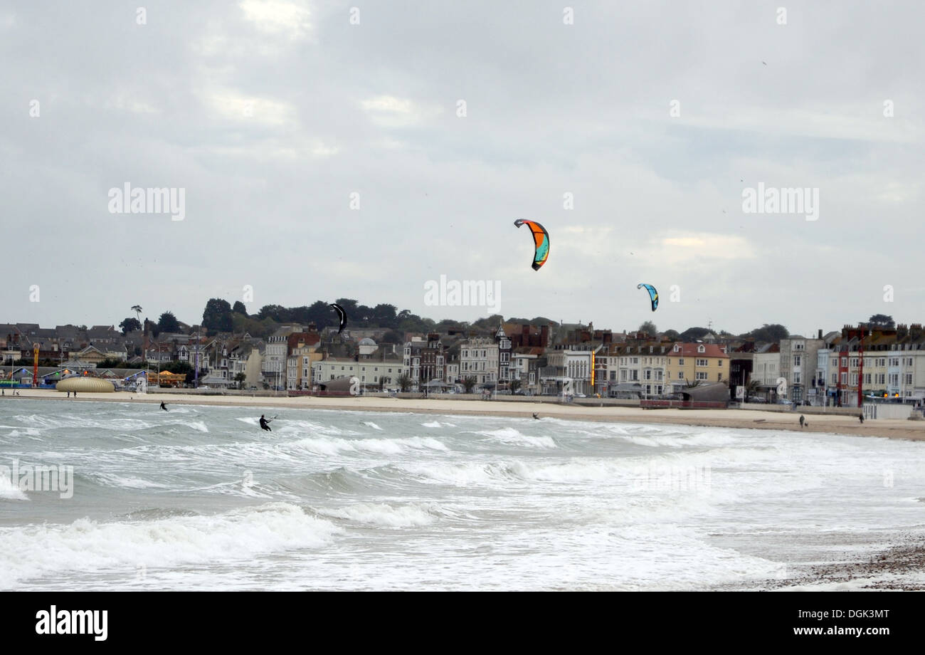 Kite-Surfer genießen Sie perfekte Bedingungen Weymouth Dorset Wessex UK Stockfoto