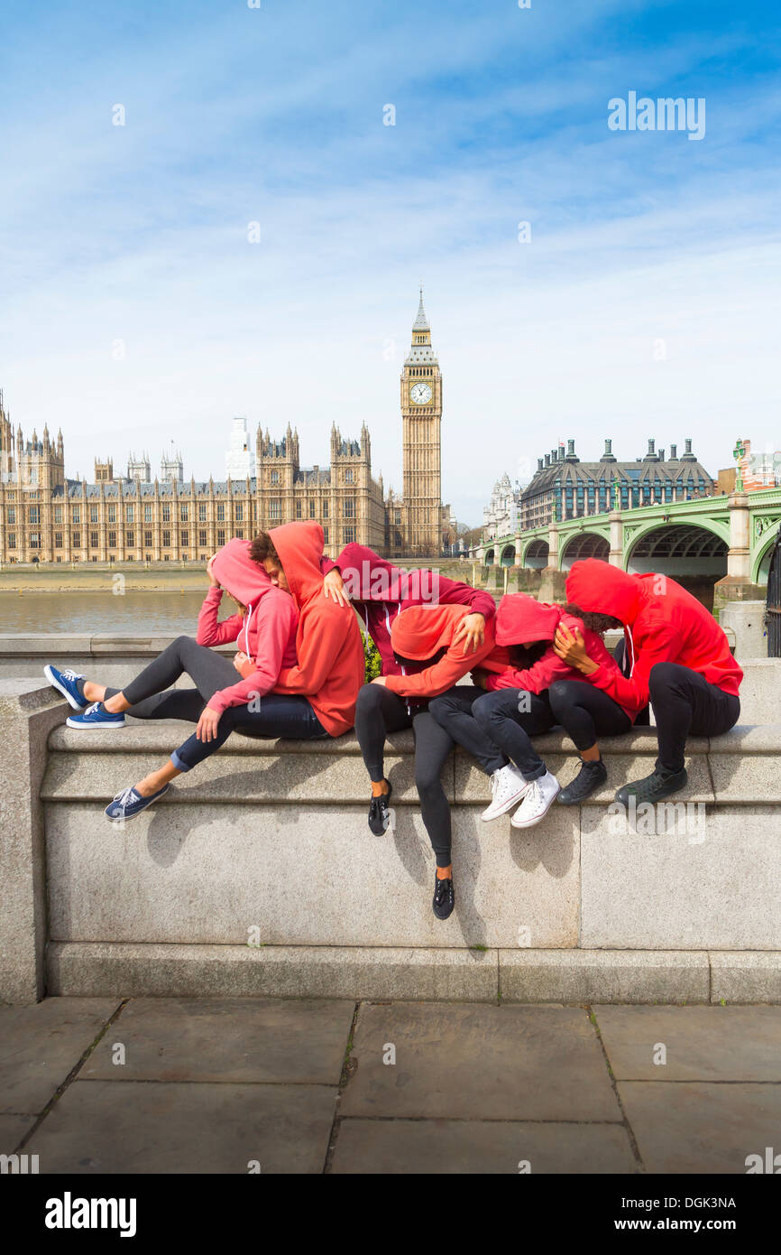 Kleine Gruppe von jungen Leuten Musizieren an Wand Stockfoto