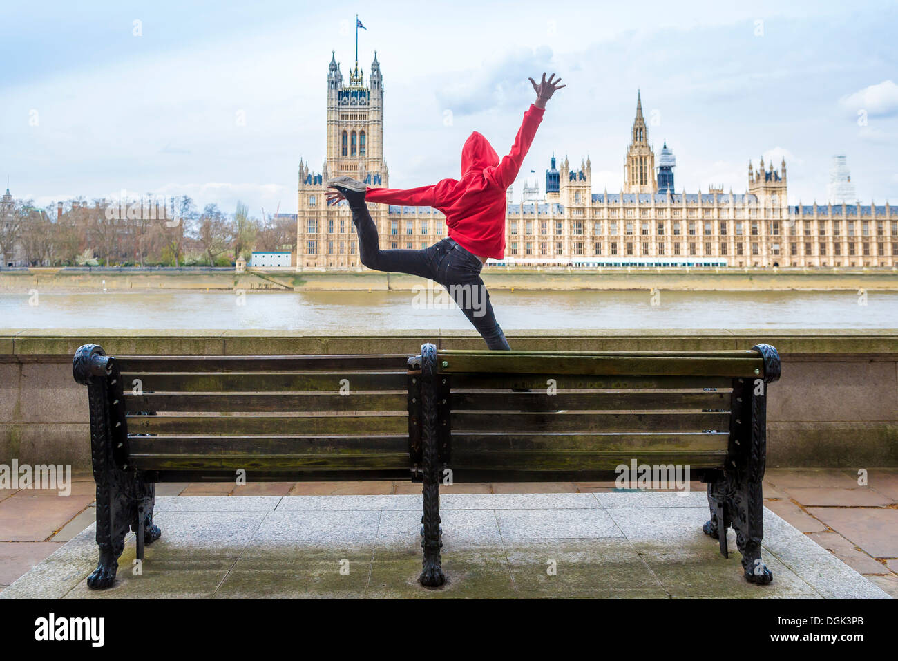 Junge Tänzer Mitte Luft vor dem Parlament, London, UK Stockfoto