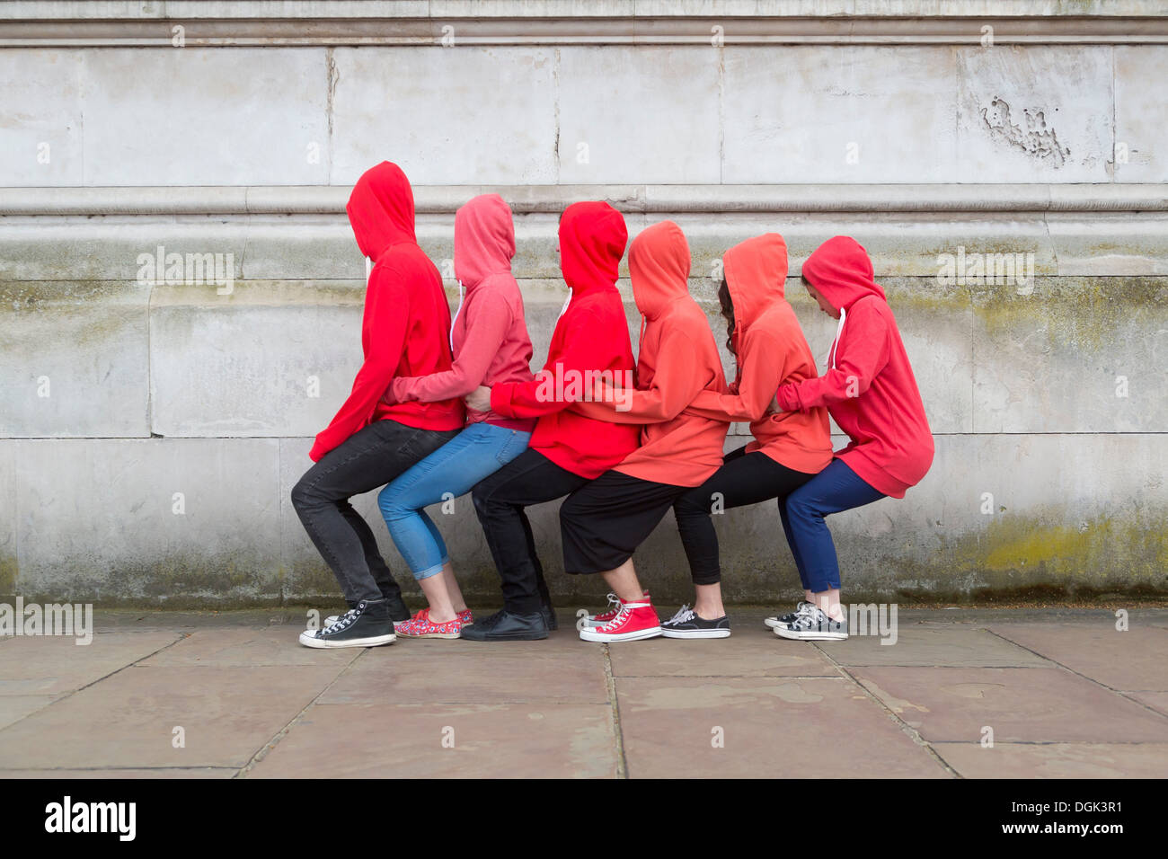 Kleine Gruppe von jungen Leuten auf der Straße Stockfoto