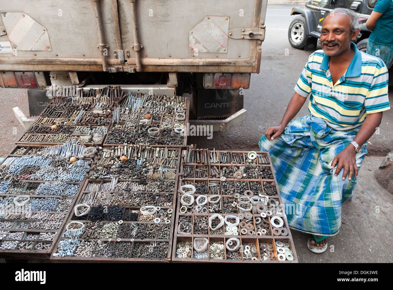 Mann, Verkauf von Schrauben und Muttern auf dem indischen Markt in Yangon in Myanmar. Stockfoto