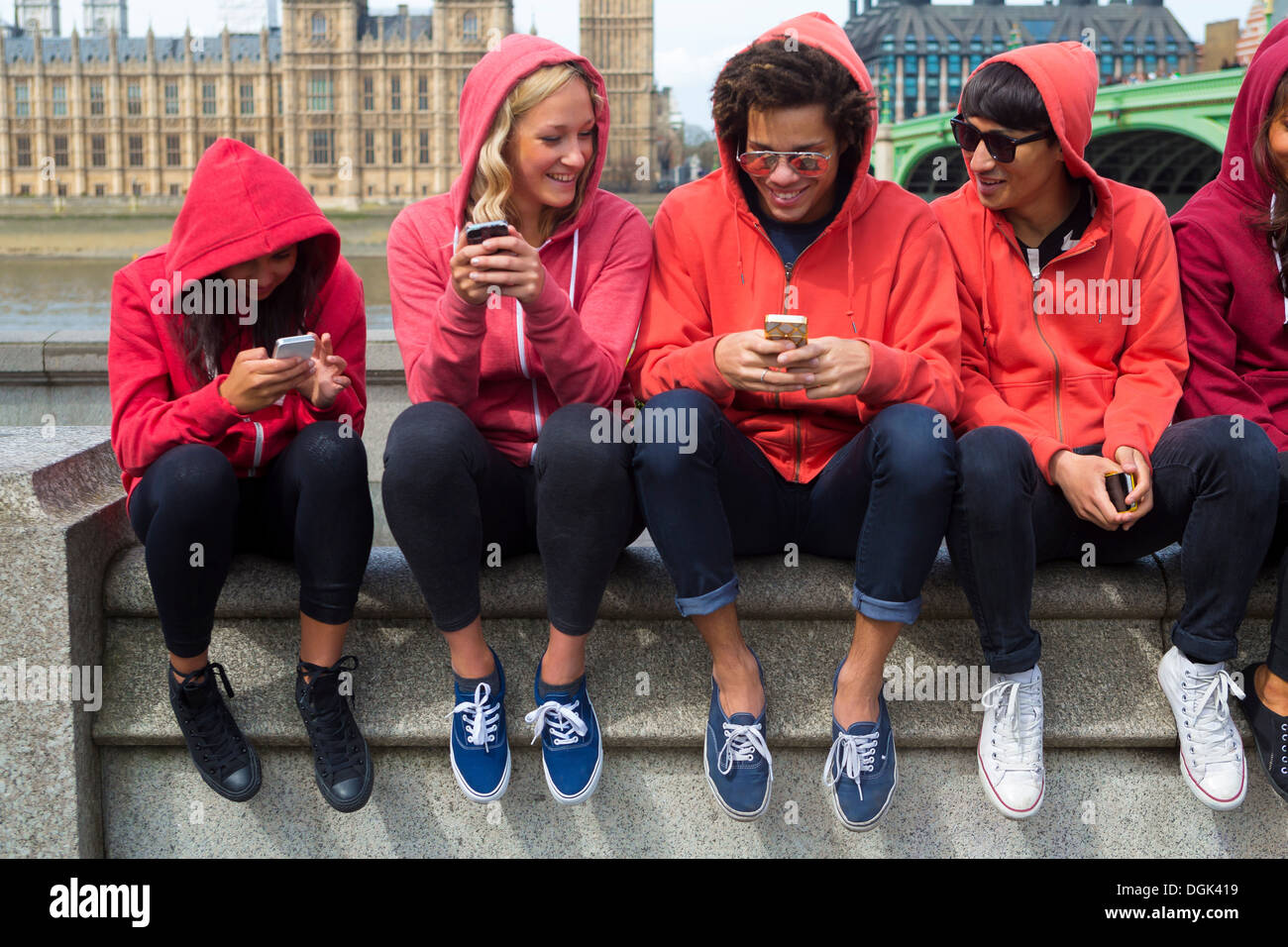 Gruppe von Jugendlichen Blick auf Handy Stockfoto