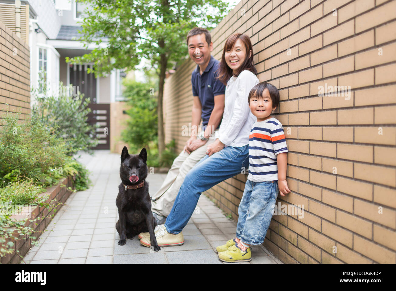 Familie im Freien mit Hund Stockfoto
