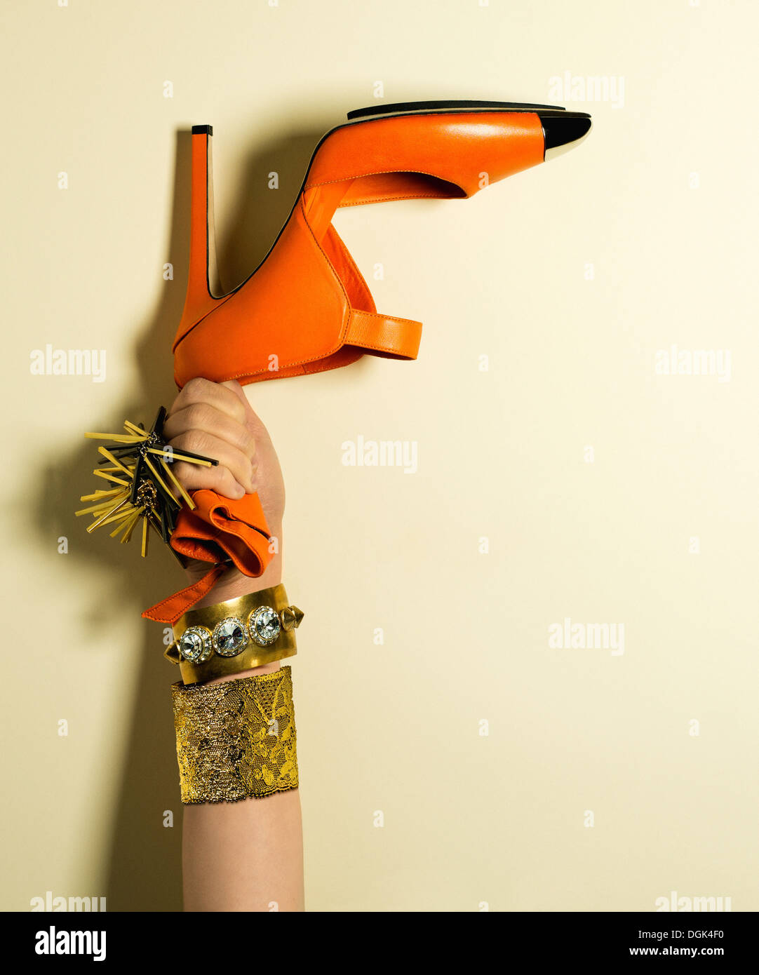 Person, die Hand, die orange Sandale, wodurch der Buchstabe F Stockfoto