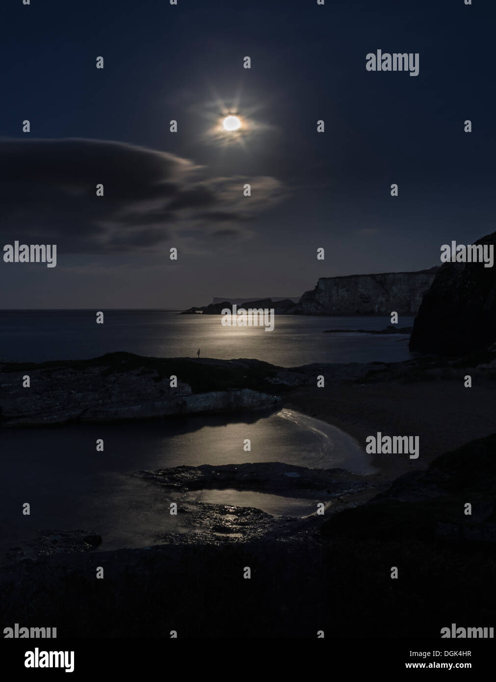 Larrybane von Ballintoy Harbour auf einen Vollmond-County Antrim-Nordirland Stockfoto