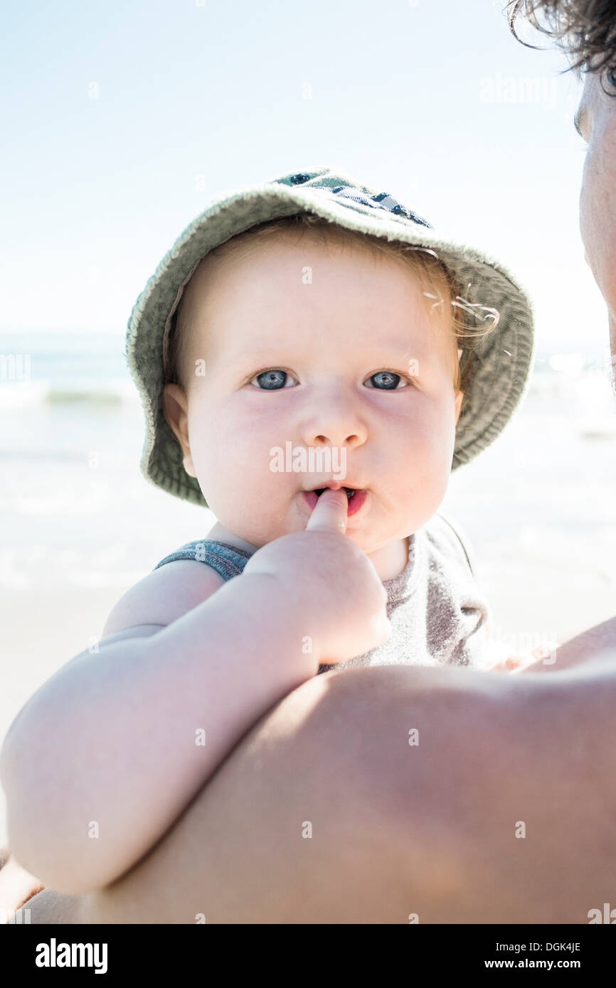 Baby mit Blick auf die Schulter des Mannes Stockfoto