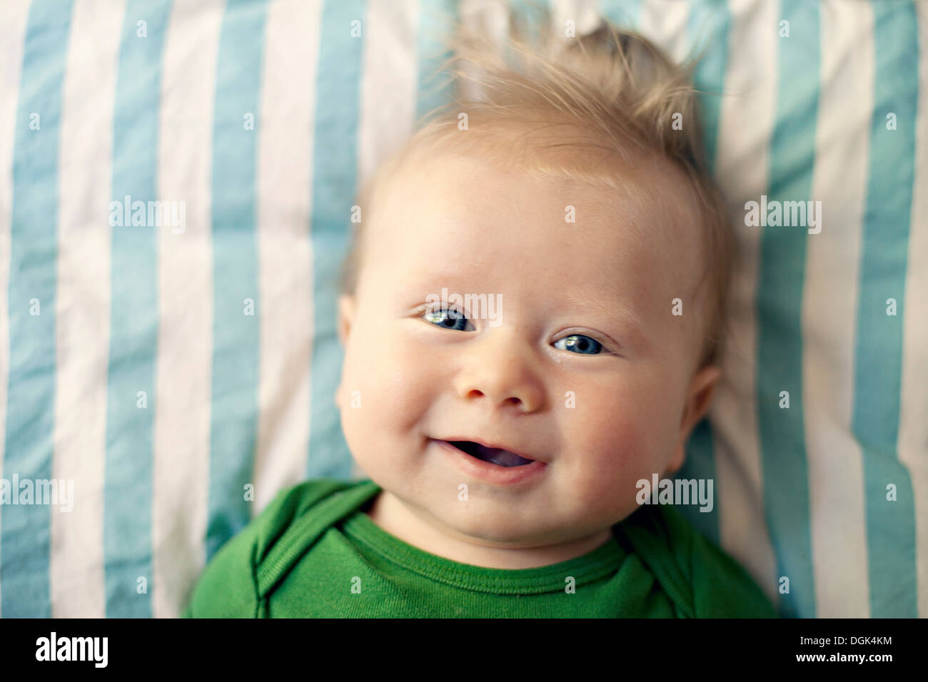 Baby Boy lächelnd in die Kamera Stockfoto