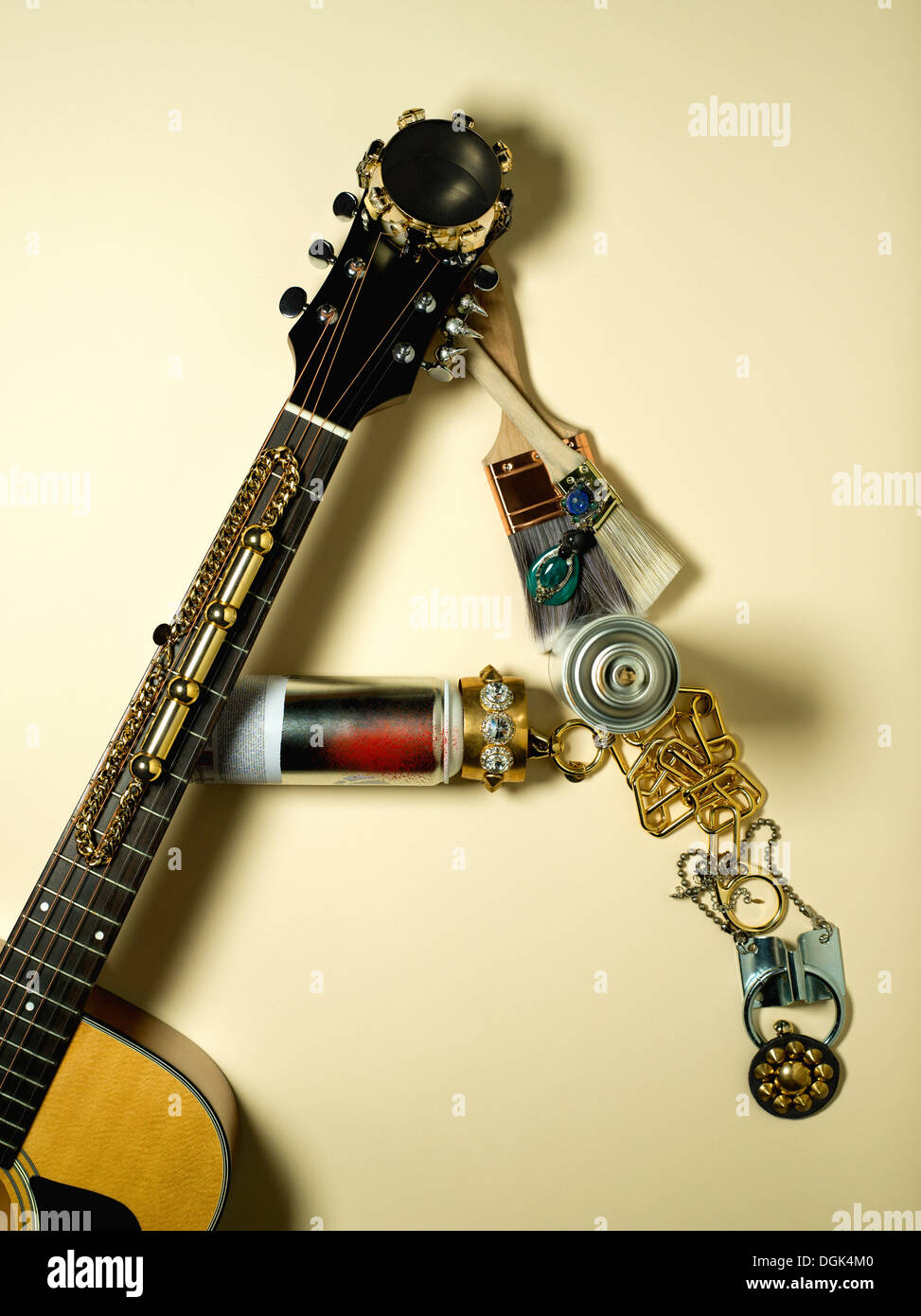 Gitarre und Schmuck in Form des Buchstaben A Stockfoto