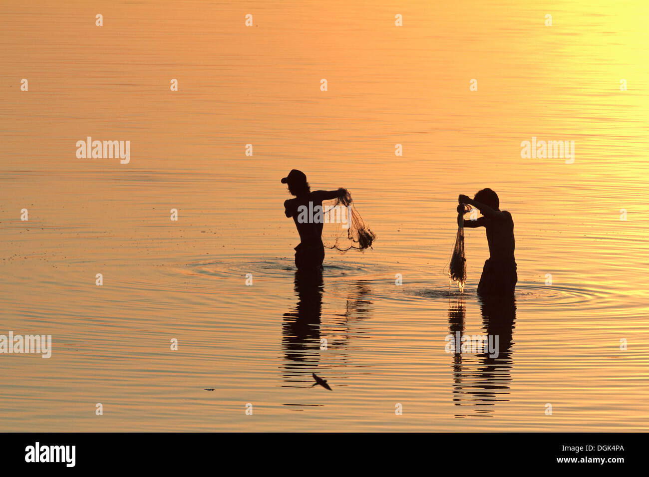 Fischer am Taungthaman-See in Myanmar bei Sonnenuntergang. Stockfoto