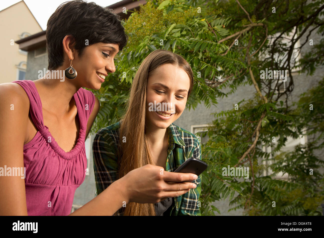 Zwei junge Frauen mit Handy Stockfoto