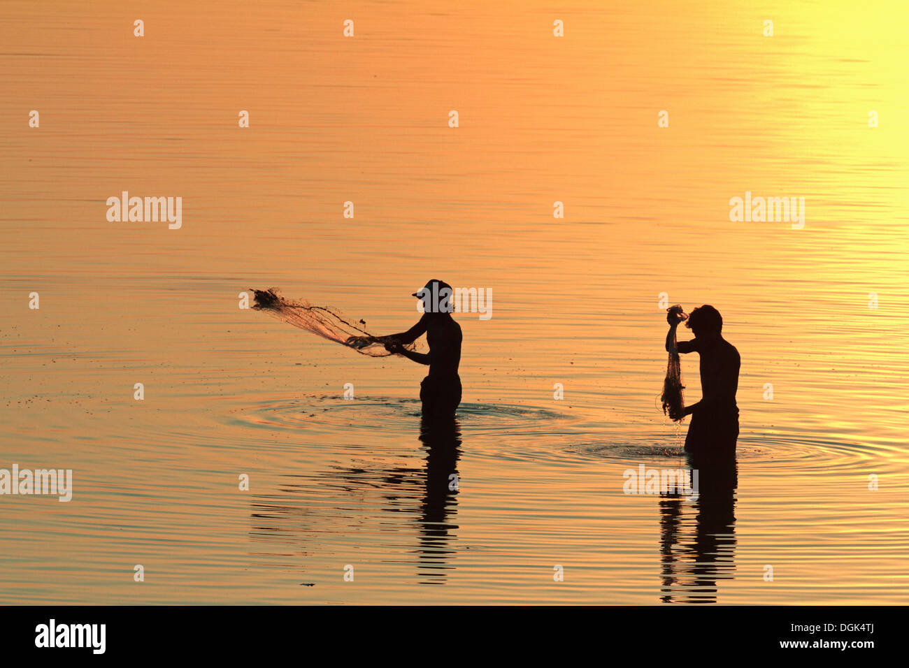 Fischer am Taungthaman-See in Myanmar bei Sonnenuntergang. Stockfoto