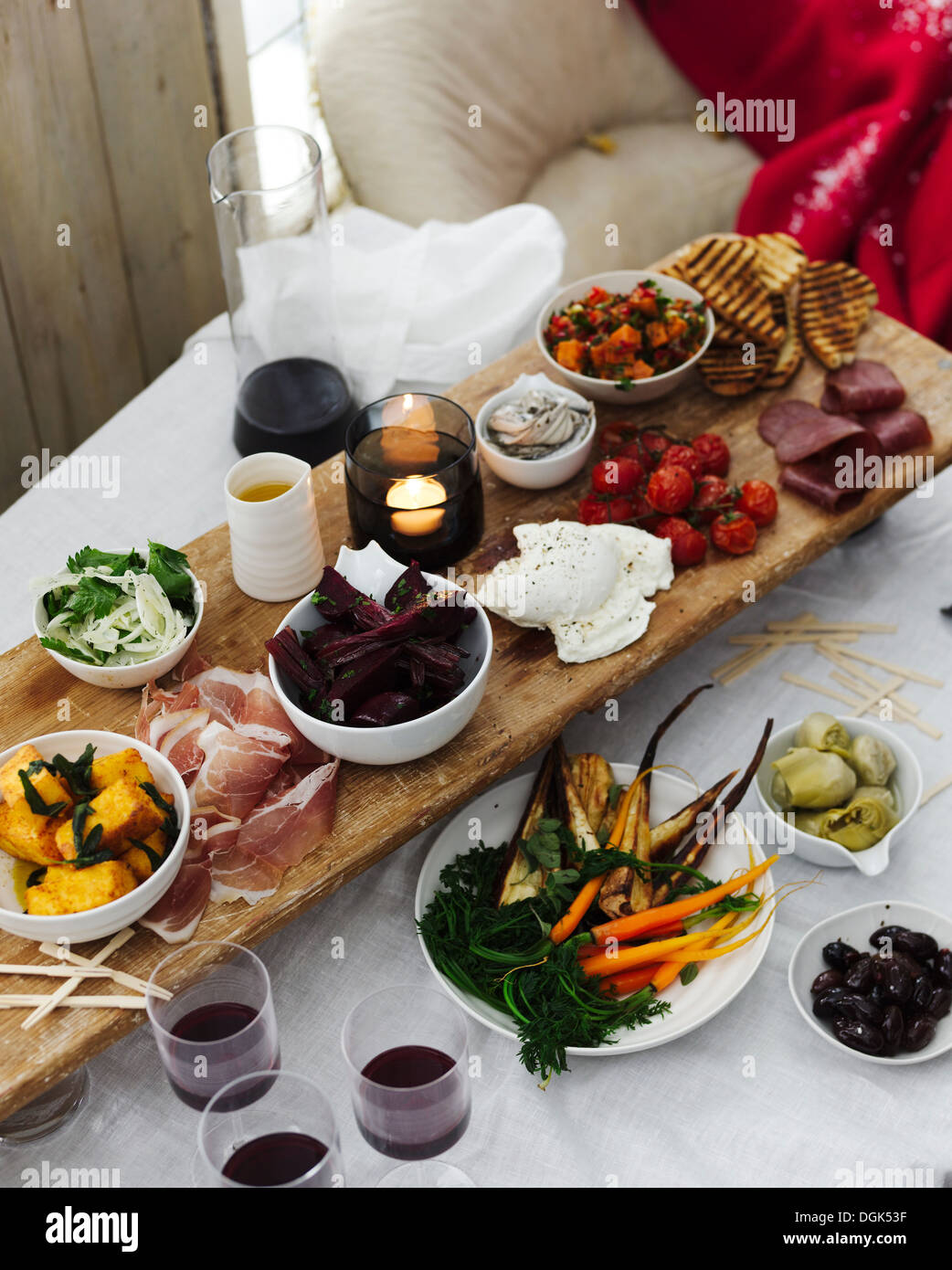 Esstisch Auswahl an Antipasti mit Rotwein Stockfoto