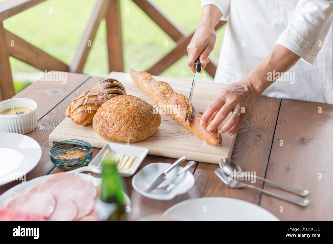 Frau schneiden baguette Stockfoto