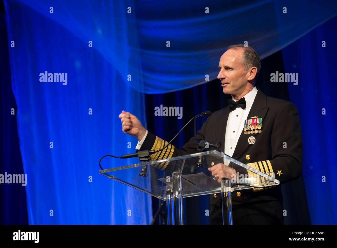 Chief of Naval Operations (CNO) ADM Jonathan Greenert macht kurzen abschließenden Bemerkungen auf dem US-Navy Geburtstag Ball in Washington Stockfoto