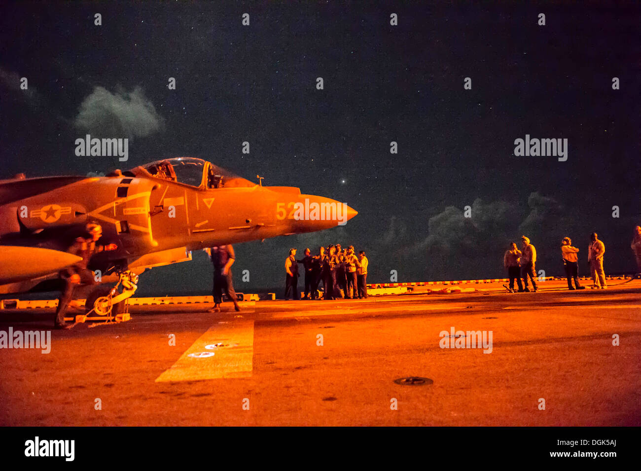 Matrosen und Marinesoldaten teilnehmen in einem Flugdeck Missgeschick Bohrer auf amphibischer Angriff Schiff USS Boxer (LHD-4). Boxer wird eingesetzt zur Unterstützung der Sicherheit im Seeverkehr Operationen und Sicherheitsbemühungen Zusammenarbeit Theater in den USA 5. Flotte Bereich der Respons Stockfoto