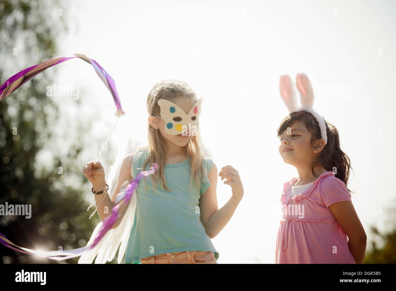 Kinder in Kostümen spielen handeln Stockfoto