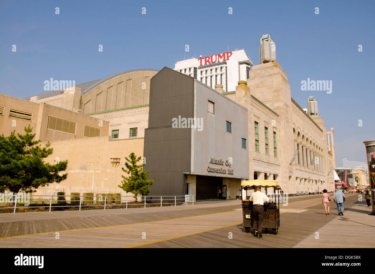 Convention Center auf der Atlantic CIty Boardwalk Hall Trumpf Casino hinter, New Jersey, Vereinigte Staaten Stockfoto