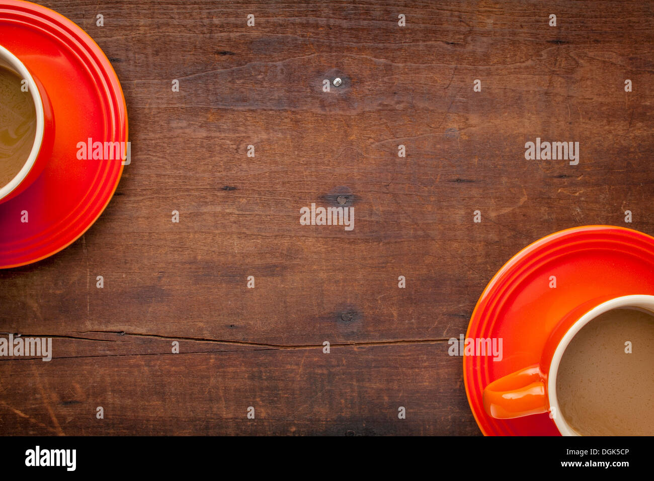 zwei Kaffeetassen auf einem Grunge verwitterte Holztisch mit einem Textfreiraum Stockfoto